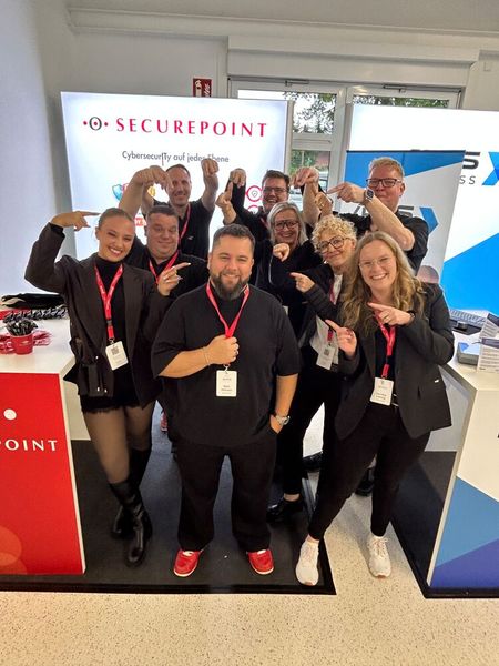 Das ganze Securepoint-Team zeigt auf den größten Fan der Wortmann AG. (Bild: Vogel IT-Medien GmbH)