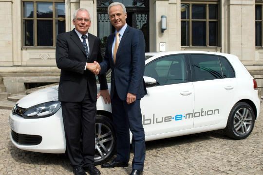 Auch bei Volkswagen sollen die E-Mobile 2013 in den Markt starten. Den Anfang wird wohl ein elektrifizierter Golf machen. Hier erläutert Dr. Ulrich Hackenberg, Mitglied des Markenvorstands von Volkswagen, Dr. Peter Ramsauer, Bundesminister für Verkehr, Bau und Stadtentwicklung, die elektrische Antriebstechnik. (Archiv: Vogel Business Media)