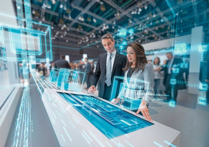 Les industries de demain compteront de plus en plus de machines et de robots. Pour faciliter la communication entre les hommes et les machines les IHM sont désormais tactiles, conviviaux, ergonomiques et faciles à utiliser. (Siemens)