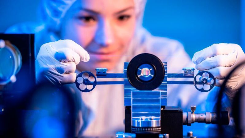 Dr. Sarah Klein beim Einspannen der Faser für den Belichtungsprozess. Für ihre Promotionsarbeit am Fraunhofer ILT mit dem 3. Platz des Hugo-Geiger-Preises ausgezeichnet.(Bild:  Fraunhofer ILT, Aachen / Volker Lannert)