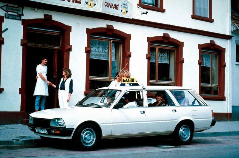 1982 folgte der Peugeot 505 als Kombi, der mit einem über 2.200 Liter großen Gepäckabteil neue Maßstäbe setzte. (Peugeot)