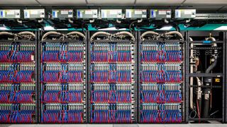Hewlett Packard Enterprise (HPE) meldet, dass man mit dem Supercomputer Aurora jetzt zum wiederholten Mal eine Trillion Rechenoperationen pro Sekunde durchgeführt hat. Das macht das System zum zweitschnellsten Rechner der Welt ... (Bild: Heise)