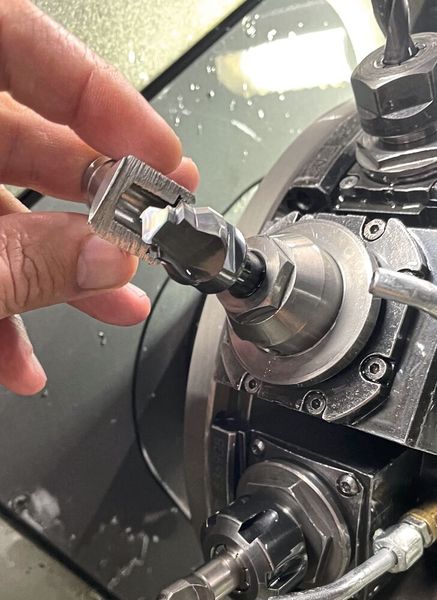 In nur einem Zug bringt der Fräser Stufe und Fase ein. (Bild: Iscar)