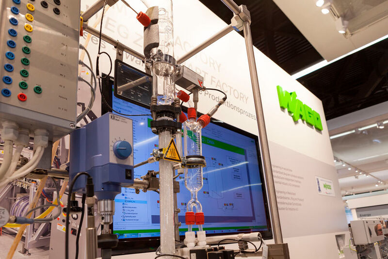 Der DIMA-Anlagendemonstrator: Für den Ansatz zum modularen Anlagenbau wurde Wago auf der Messe mit dem „Industrie 4.0 Innovation Award“ des VDE-Verlags in Zusammenarbeit mit dem ZVEI ausgezeichnet. (Wago)