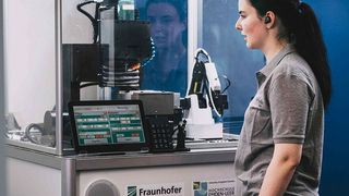 Ansprechbar! Maschinen wie dieses Fräsbearbeitungszentrum lassen sich jetzt über die Spracherkenner und die Audiotechnik des Fraunhofer IDMT aus Oldenburg steuern. Das robuste System sei schnell und einfach an die Bedarfe der Anwender anpassbar. Hier mehr dazu ... (Bild: A. Boedecker / FHG)