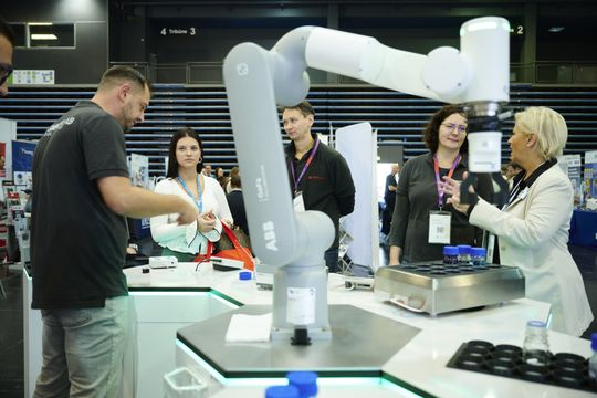 In questo caso d'uso, la movimentazione dei campioni è affidata a un braccio robotico di ABB.(Bild:  EYE AM CHRIS)