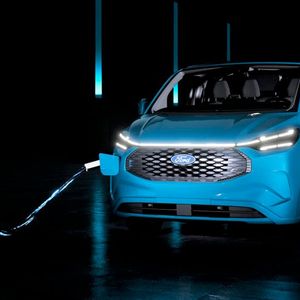 Der neu entwickelte Wechselstromlader schafft es an der passenden Ladesäule, dass der Ford-E-Transit Custom in rund 8 Stunden aufgeladen ist. Ist die Kapazität auf 15 Prozent runter, kann man ihn in nicht mal 45 Minuten wieder auf 80 Prozent pushen, heißt es weiter.(Bild:  Ford-Werke)