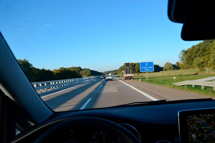 …bevor es trotz Baustelle auf der Autobahn…   (Foto: Michel)