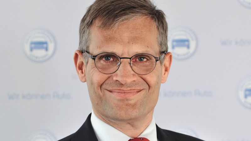 Das Thema Nachhaltigkeit im Autohaus haben noch nicht alle Kfz-Betriebe auf dem Schirm. Auf der IAA Mobility informiert der ZDK, was auf die Unternehmen zukommt. Im Interview erklärt ZDK-Hauptgeschäftsführer Dr. Kurt-Christian Scheel die Hintergründe.(Bild:  Promotor)