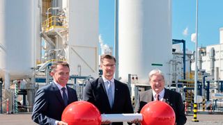 Jürgen Fuchs, Vorsitzender der Geschäftsführung der BASF Schwarzheide, Sebastian Jureczek, Vorsitzender der Geschäftsführung von Air Liquide Deutschland und Jörg Steinbach, Minister für Wirtschaft, Arbeit und Energie des Landes Brandenburg bei der Eröffnung der Luftzerlegungsanlage. (Bild: Air Liquide)