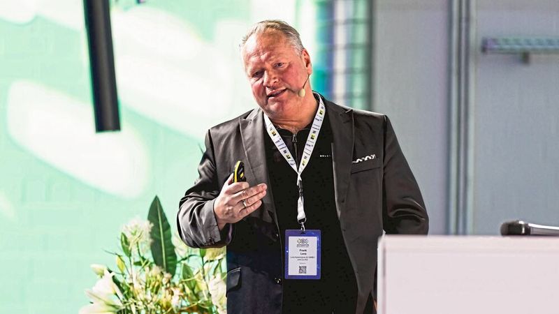 Der KI-Berater und ehemalige Kfz-Unternehmer Frank Lenz präsentierte praktische Anwendungsfelder von künstlicher Intelligenz im Alltag von Werkstätten und Autohäusern. (Bild: Stefan Bausewein)