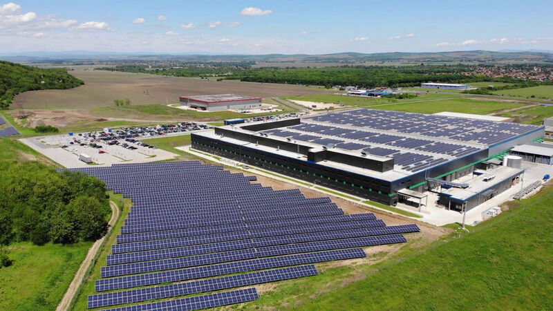 Das neue Werk von SEG Automotive in Ungarn deckt über einen eigenen Solarpark einen großen Teil seines Strombedarfs.