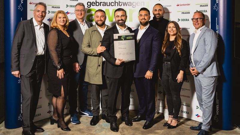 Platz 3 in der Kategorie Freier Handel ging an ASG Remscheid aus Remscheid, auf dem Foto zusammen mit Vertretern der Jury. (Bild: Stefan Bausewein)