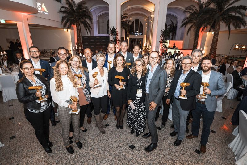 Die glücklichen Preisträger der Partnerawardverleihung auf der Abendveranstaltung. (Axis Communications)