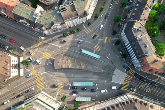 Der Albisriederplatz in Zürich war einer von vier untersuchten Verkehrsknoten. Die Studie zeigt, dass der Lärmvorteil von Elektroautos hier insbesondere während der Stosszeiten deutlich zunimmt. (Bild:  Empa)