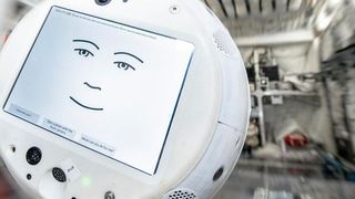 Cimon 2 kann jetzt Emotionen erkennen und hat einen besseren Orientierungssinn. Drei Jahre lang soll er assistieren.  (Bild: Cimon 2 vor Start / DLR / CC BY 3.0)