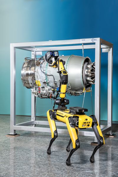 Forschende des Fraunhofer IOF haben den Scanner mit einem Roboterhund der Marke Boston Dynamics gekoppelt. So sollen Messungen effizienter und Mitarbeitende entlastet werden.  (Bild: Fraunhofer IOF )