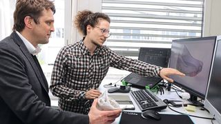 Speziell für kleinere Unternehmen: Lazar Bošković und Jörg Straub am WITg simulieren, berechnen und erstellen generativ Prototypen.   (Bild: WITg)