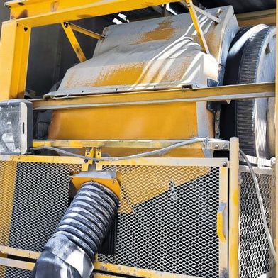 Staubdichte Einhausung mit Trichter zur Abführung des gereinigten Materials. (Bild: Rema Tip Top)