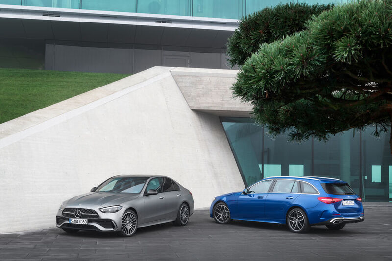 Zum Start gibt es die Limousine und das T-Modell (blau). Geplant ist zudem eine Allterrain-Variante und ein SUV (GLC). (Daimler)