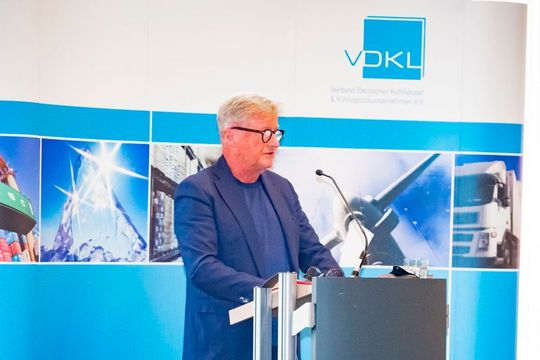 VDKL-Gastreferent Hans-Ulrich Jörges: „Der Politik in Berlin fehlen Kraft, Grips und Mut!“(Bild:  VDKL)