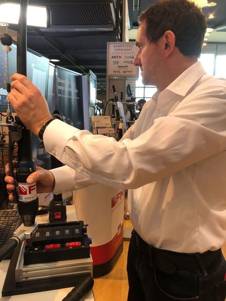 An insgesamt drei Stationen wurde die Batteriemontage demonstriert. (Bild: VCG/Juliana Pfeiffer)