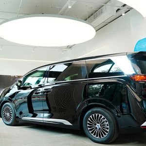 Am Lenbachplatz sind die beiden ersten Modelle der Marke ausgestellt.(Bild:  BYD)