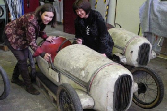 Die Töchter des Konstrukteurs bei der Präsentation der „Scheunenfunde“ in Hamburg. (Foto: yourmove)