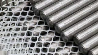 Interlayer mesh screens for chemical or thermal parts cleaning (DK Fixiersysteme)