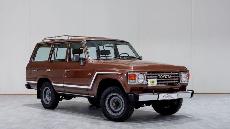 Japanischer Stil statt britischer Style: Der Toyota Land Cruiser FJ60 etablierte sich als Rivale zum Range Rover. Deshalb fuhr James-Bond- Darsteller Roger Moore diesen FJ60. (Bild: Toyota)