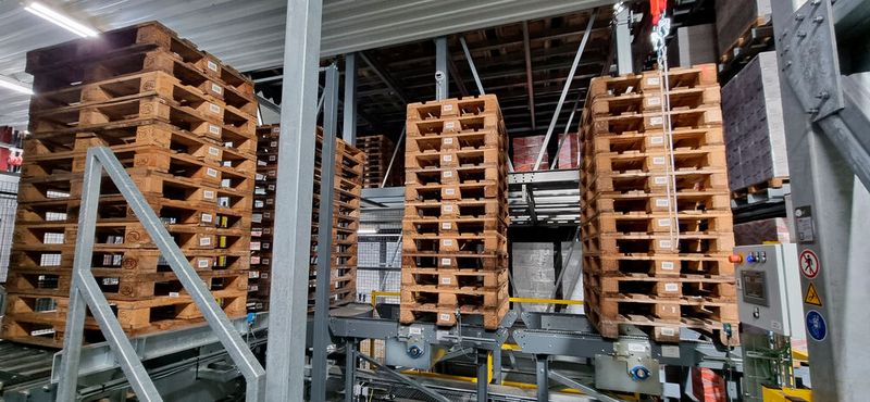 Hier sieht man Leerpaletten bei Wernsing Feinkost auf ihrem Weg zum Regalbediengerät (RGB). Wie der Hersteller Westfalia erklärt, genießen in einem Satellitenlager solche recht teuren Ladehilfsmittel ein besonders langes Leben. (Bild: Westfalia Technologies)