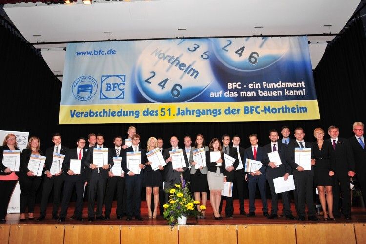 Dann kamen die Absolventen auf die Bühne, um ihre Zeugnisse entgegenzunehmen. Zunächst die Klasse 2a. (Foto: Büttner)