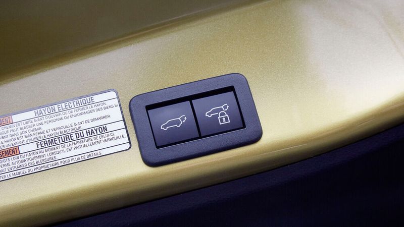 Wer entsprechend investiert, kann den Yaris Cross auch mit elektrischer Heckklappe bekommen. (Bild: Toyota)