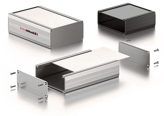 Die einseitig offenen, U-förmigen Gehäuseprofile der neuen Gehäuse GD 105 38 ... und GD 105 50 ... verfügen über integrierte Führungsnuten zur Aufnahme von Elektronikkomponenten oder Leiterplatten sowie eines einschiebbaren Deckbleches, welches in seiner Materialstärke und somit in der Stabilität variiert werden kann.(Bild:  Fischer Elektronik GmbH & Co. KG)