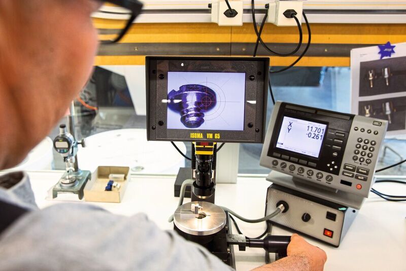 Zuverlässig messen und prüfen lassen sich Mikrobauteile ausschliesslich mit Messmikroskopen. (Horn/Sauermann)