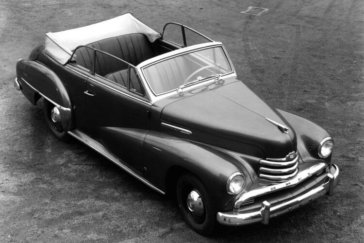 Als sportliches Cabriolet positioniert, verfügte der 1953er Kapitän über einen Sechszylinder-Motor mit 2,5 Litern Hubraum. Damit war eine Höchstgeschwindigkeit von rund 130 km/h möglich. Die gestreckten Kotflügel verlaufen optisch in die Türen und verleihen dem Cabrio so ein „rasanteres“ Erscheinungsbild. (Foto: Opel)