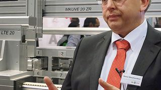 Rainer Geschwindner stellte das neue Konzept vor: Mit ausgewählten Partnern will Schaeffler neue Märkte erschließen und langfristig wachsen. (Bild: Michel - Collage)