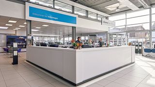 Das Ramsperger-Stammhaus in Kirchheim/Teck erstrahlt seit Kurzem in der aktuellen Marken-CI von VW. (Bild: Ramsperger)