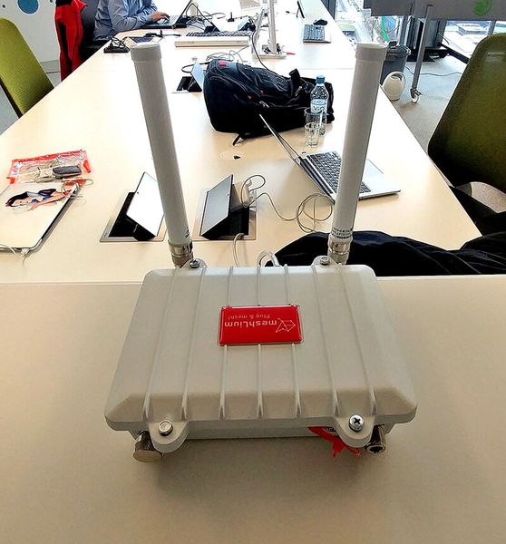 Meshlium ist das IoT-Gateway, das jeden Sensor mit jeder beliebigen Cloud-Plattform verbindet. Dieser Wireless-Linux-Router kann sechs verschiedene Funkschnittstellen enthalten: WiFi 2,4GHz, WiFi 5GHz, 3G/GPRS, Bluetooth, XBee und LoRa. Der Meshlium-Router kann auch ein GPS-Modul für mobile und Fahrzeuganwendungen integrieren sowie solar- und batteriebetrieben arbeiten. Durch sein Aluminiumgehäuse der Schutzklasse IP65 kann der Meshlium überall im Freien aufgestellt werden. (Bild: Harald Karcher)