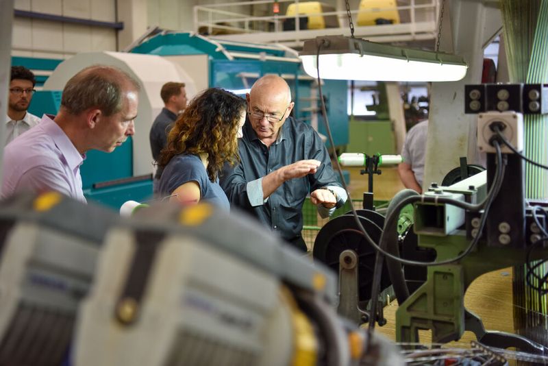 Internationale Ausrichtung: Netzwerker tauschen in der Schweiz bei der Lantal Textiles AG Erfahrungen aus. (Bild: Thomas Heinick, SmartTex-Netzwerk)
