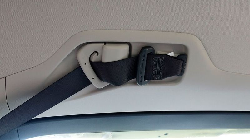 Der Gurt für den mittleren Sitz versteckt sich bei Honda im Dachhimmel. (Bild: Rosenow – »kfz-betrieb«)