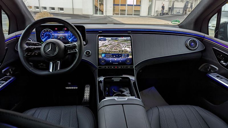 8. Das Cockpit: Der Innenraum wirkt Mercedes-typisch in puncto Materialien, Optik und Haptik sehr luxuriös. Es gibt genügend Ablageflächen. Die Sitze sind sehr bequem und bieten einen guten Seitenhalt. Die Mittelkonsole ist recht breit. Verbaut hat Mercedes zwei Displays: ein 12,3 Zoll großes Zentraldisplay und ein 12,9 Zoll großes Infotainment-Screen. Die Bedienung ist zwar logisch, aber aufgrund der Vielzahl an Funktionen trotzdem etwas unübersichtlich. Viele Funktionen sind in Untermenüs verborgen. Die touchsensitiven Bedienflächen im Lenkrad sind auch keine große Hilfe. (Bild: Rosenow – VCG)