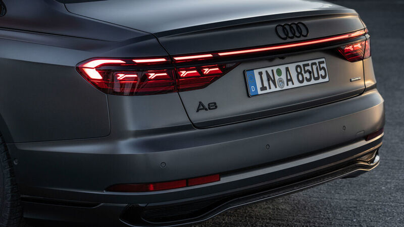Am Heck des Audi A8 kommen serienmäßige OLED-Heckleuchten (Organic Light Emitting Diode) zum Einsatz.  (Audi)
