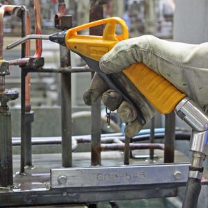 Der Multiflex-Schwenkanschluss an der Blaspistole hält den Luftschlauch stets in der idealen Position und gleicht Biegespannungen aus, was die Arbeit erleichtert.