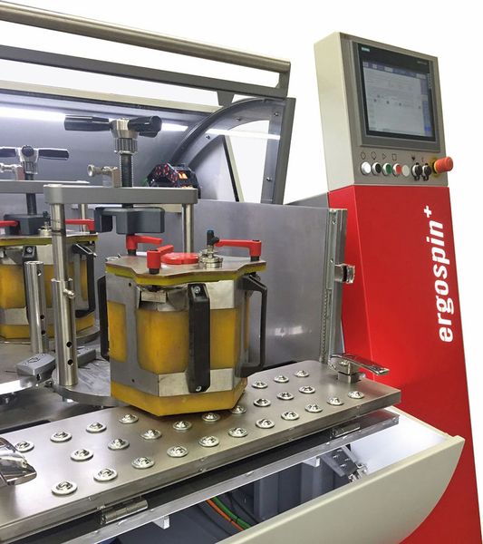 Entscheidend beim Gleitschleifen ist die Bewegungsdynamik des Gemenges aus Werkstücken, Schleifkörpern und Zusatzmitteln, die bei der Ergospin durch eine Planetenbewegung von Behältern gesteuert wird. (Bild: Forplan)