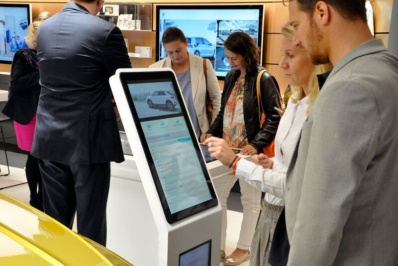 Der digitale Fahrzeugbeisteller kommt künftig auch in den VW-Autohäusern zum Einsatz. Er enthält neben der Preisauszeichnung Informationen zu sämtlichen Fahrzeugvarianten mit Bildern und Videos. (Wehner/»kfz-betrieb)