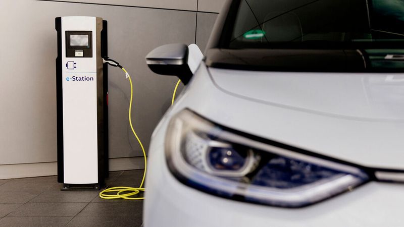 Der ID-3 geht beim Schnellladen etwas behutsamer mit seiner Batterie um als der Tesla – dafür nimmt er sich aber auch mehr Zeit. Der ID-3 geht beim Schnellladen etwas behutsamer mit seiner Batterie um als der Tesla – dafür nimmt er sich aber auch mehr Zeit.