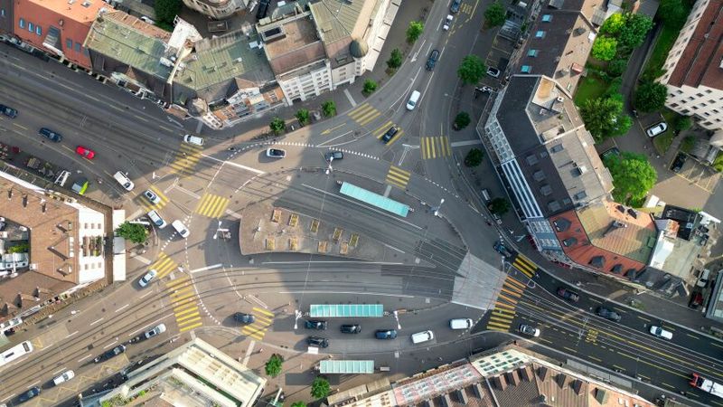 Der Albisriederplatz in Zürich war einer von vier untersuchten Verkehrsknoten. Die Studie zeigt, dass der Lärmvorteil von Elektroautos hier insbesondere während der Stosszeiten deutlich zunimmt.  (Bild: Empa)