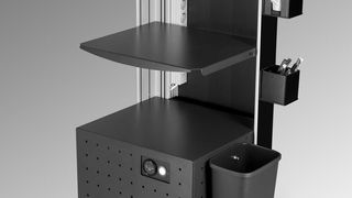 Dank der vier großen Lenkrollen kann der mobile Arbeitsplatz einfach verschoben werden, ist aber aufgrund seines tief liegenden Schwerpunkts und der außen liegenden Rollen totzdem standsicher. (Bartels)