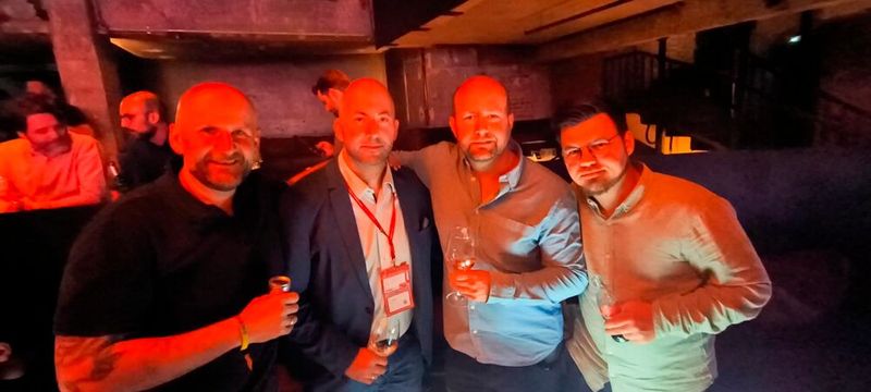 Zum Abschluss wurde ausgiebig gefeiert: (v. l.) Tom Kompes (Littlebit), Markus Weinberg (Logitech), Sascha Morbitzer und Paul Nicodemus (beide Bluechip)  (Bild: Vogel IT-Medien)